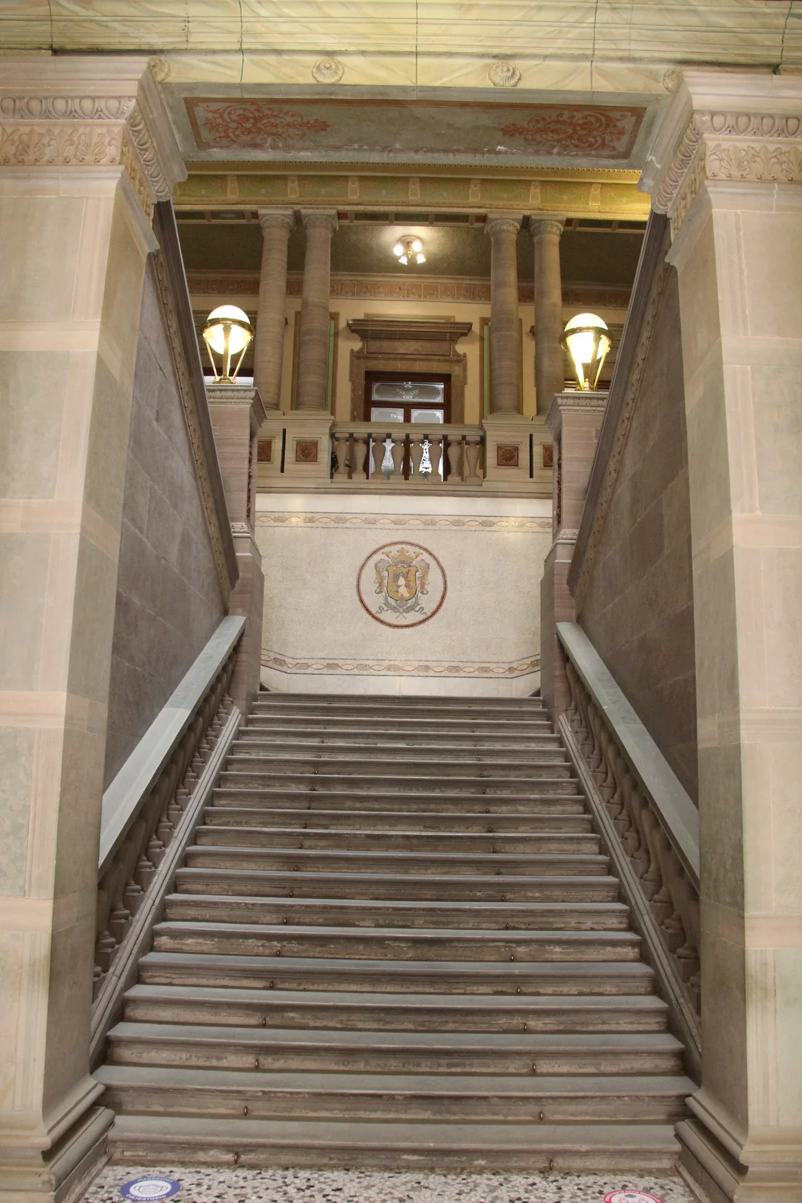 El Palacio de los Poderes y sus 22 símbolos